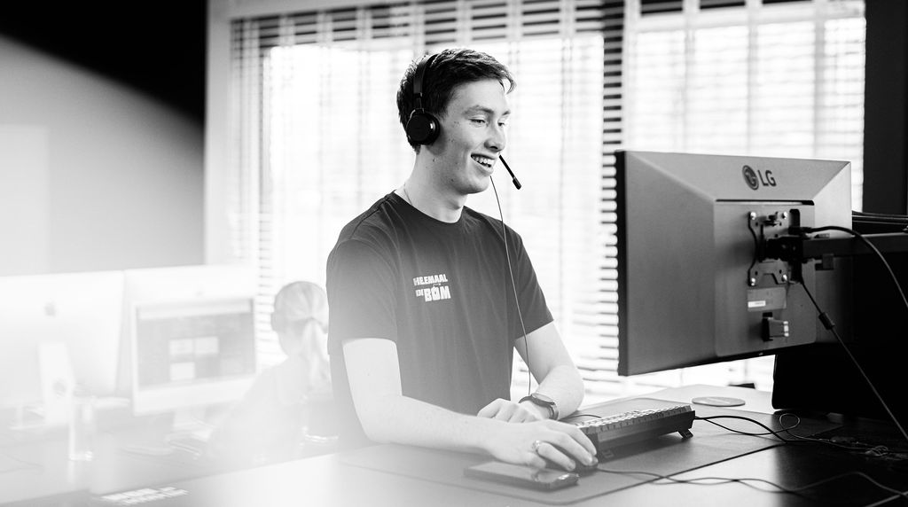 Denzel van buro_deBom biedt technische support