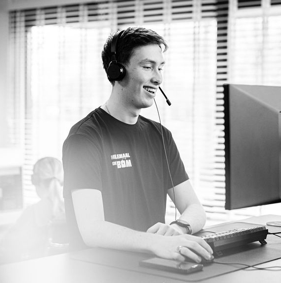 Denzel van buro_deBom biedt technische support