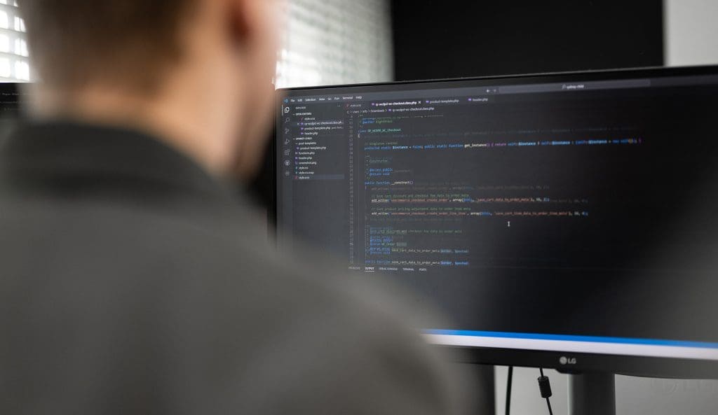 Jelle van buro_deBom werkt aan softwareontwikkeling