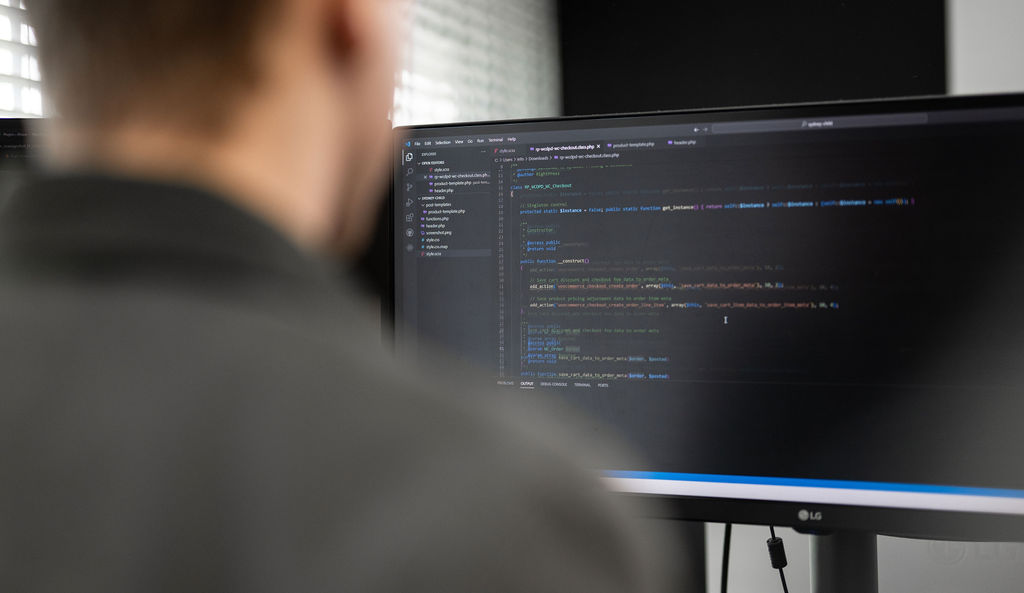 Jelle van buro_deBom werkt aan softwareontwikkeling