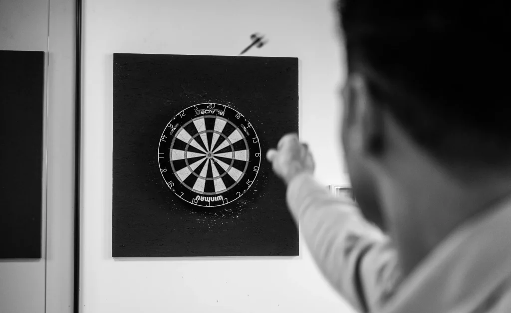 Darten bij buro_deBom hoort er uiteraard bij!